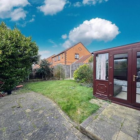 Clove, 3-4 Bed House With Garden, Free Parking, Sleeps 9 In Grays & Chafford Hundred Stifford Exteriör bild
