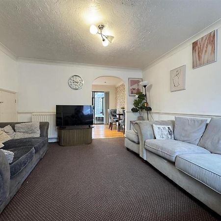 Clove, 3-4 Bed House With Garden, Free Parking, Sleeps 9 In Grays & Chafford Hundred Stifford Exteriör bild