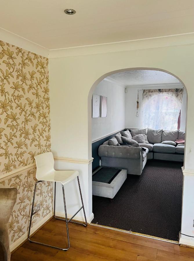 Clove, 3-4 Bed House With Garden, Free Parking, Sleeps 9 In Grays & Chafford Hundred Stifford Exteriör bild
