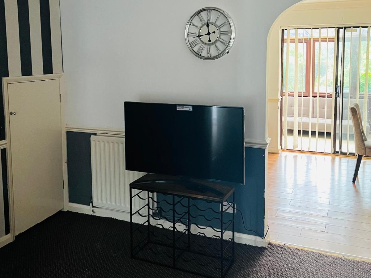Clove, 3-4 Bed House With Garden, Free Parking, Sleeps 9 In Grays & Chafford Hundred Stifford Exteriör bild