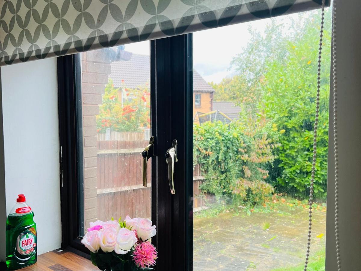 Clove, 3-4 Bed House With Garden, Free Parking, Sleeps 9 In Grays & Chafford Hundred Stifford Exteriör bild