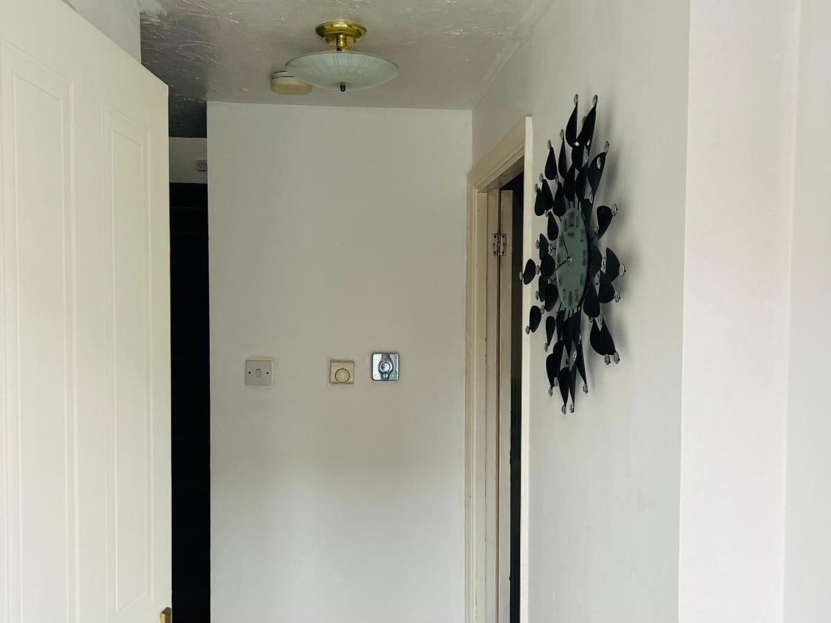 Clove, 3-4 Bed House With Garden, Free Parking, Sleeps 9 In Grays & Chafford Hundred Stifford Exteriör bild