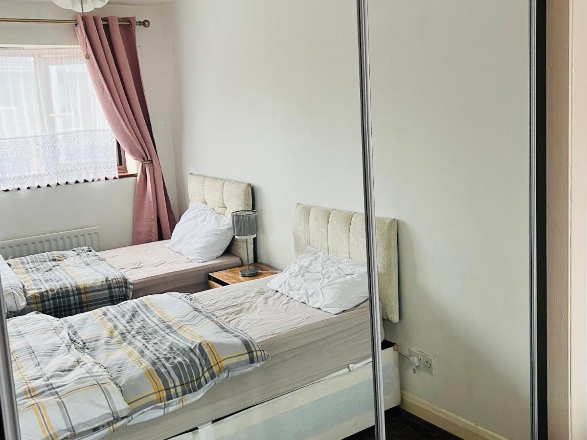 Clove, 3-4 Bed House With Garden, Free Parking, Sleeps 9 In Grays & Chafford Hundred Stifford Exteriör bild