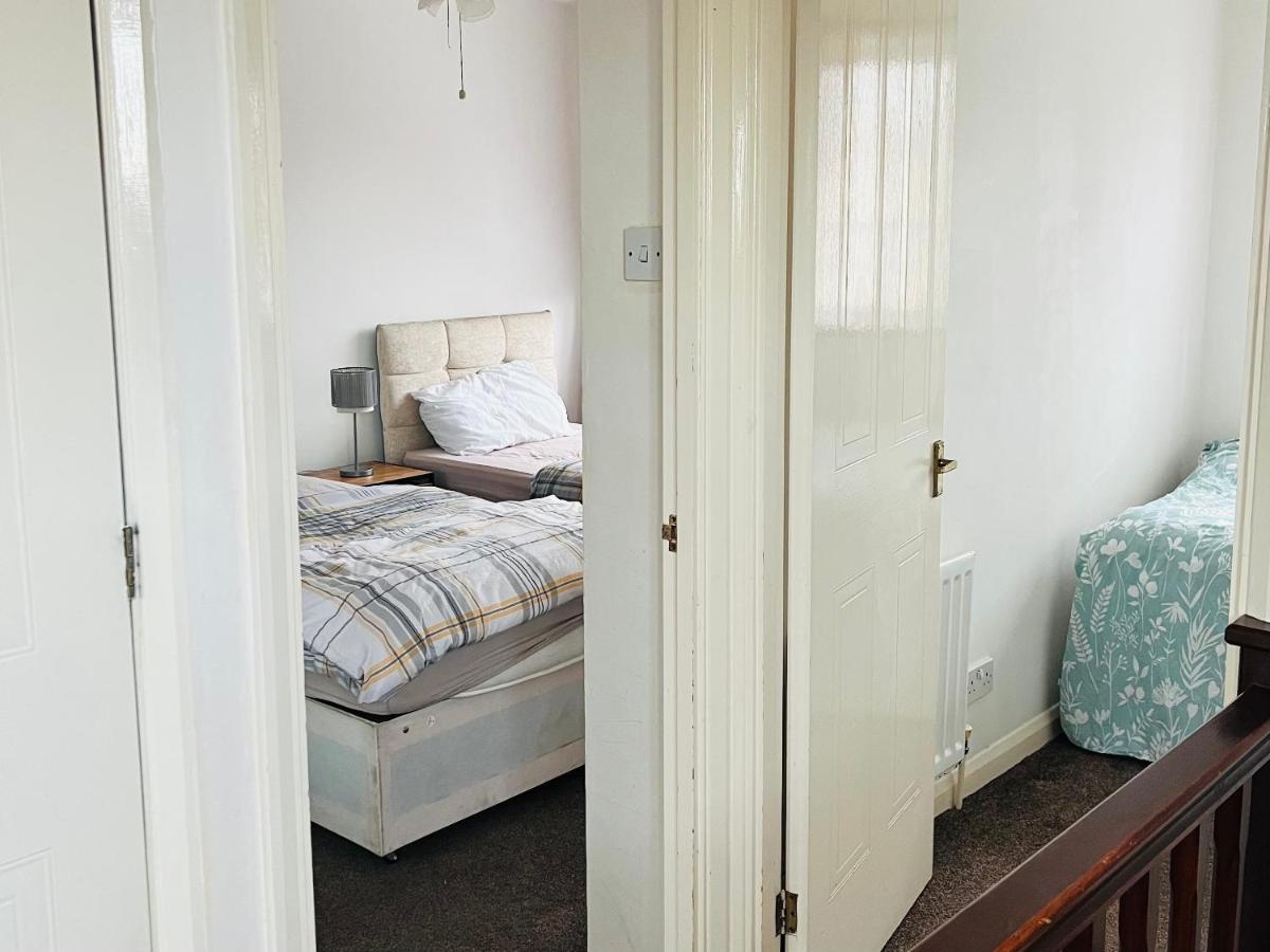 Clove, 3-4 Bed House With Garden, Free Parking, Sleeps 9 In Grays & Chafford Hundred Stifford Exteriör bild