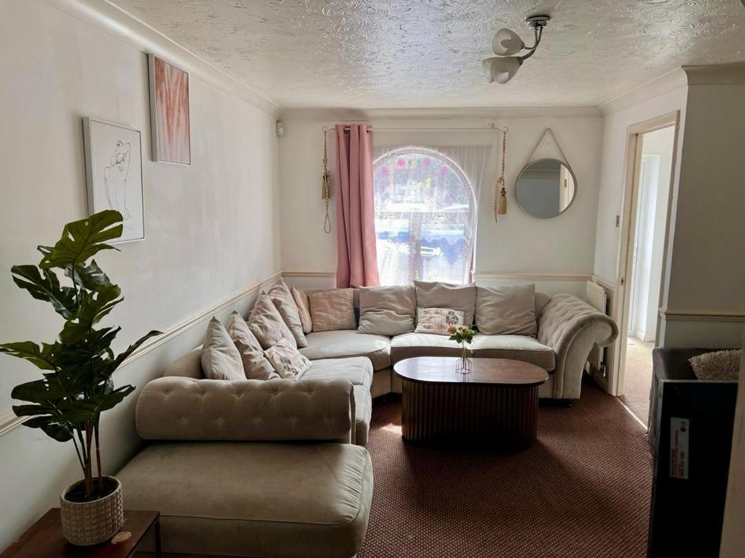 Clove, 3-4 Bed House With Garden, Free Parking, Sleeps 9 In Grays & Chafford Hundred Stifford Exteriör bild