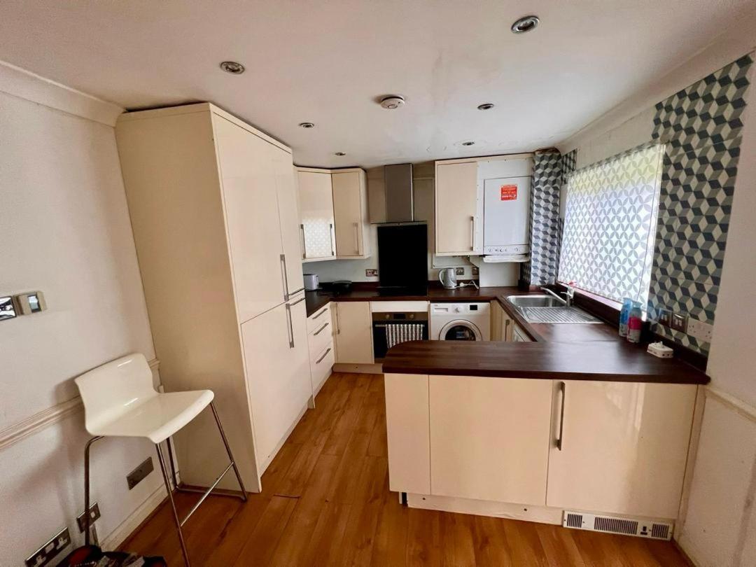 Clove, 3-4 Bed House With Garden, Free Parking, Sleeps 9 In Grays & Chafford Hundred Stifford Exteriör bild