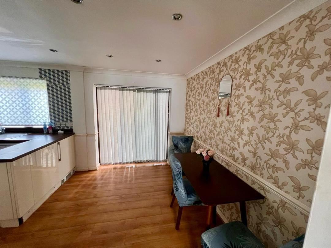 Clove, 3-4 Bed House With Garden, Free Parking, Sleeps 9 In Grays & Chafford Hundred Stifford Exteriör bild