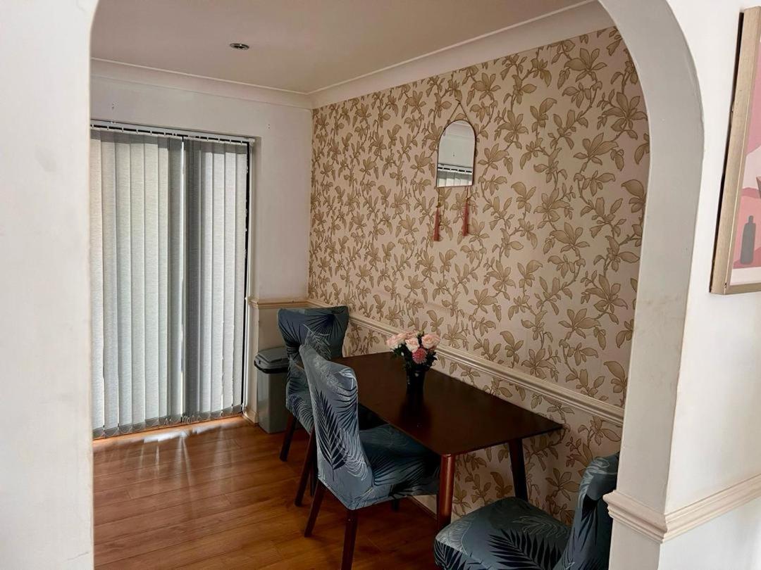 Clove, 3-4 Bed House With Garden, Free Parking, Sleeps 9 In Grays & Chafford Hundred Stifford Exteriör bild