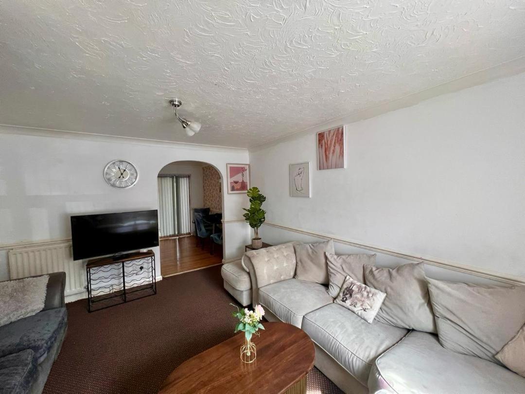 Clove, 3-4 Bed House With Garden, Free Parking, Sleeps 9 In Grays & Chafford Hundred Stifford Exteriör bild