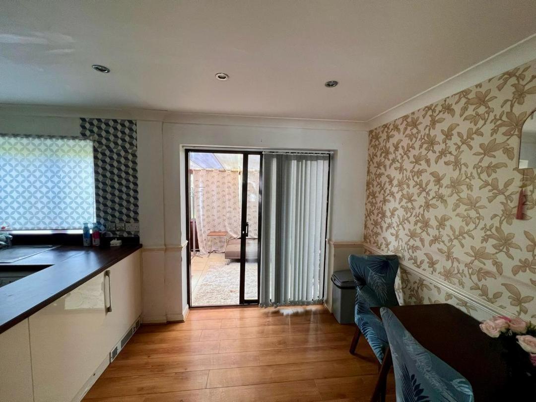 Clove, 3-4 Bed House With Garden, Free Parking, Sleeps 9 In Grays & Chafford Hundred Stifford Exteriör bild