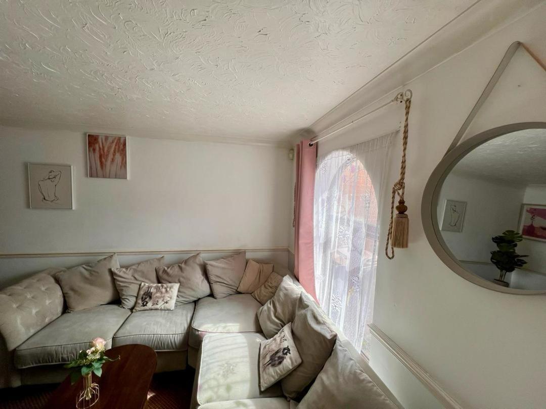 Clove, 3-4 Bed House With Garden, Free Parking, Sleeps 9 In Grays & Chafford Hundred Stifford Exteriör bild