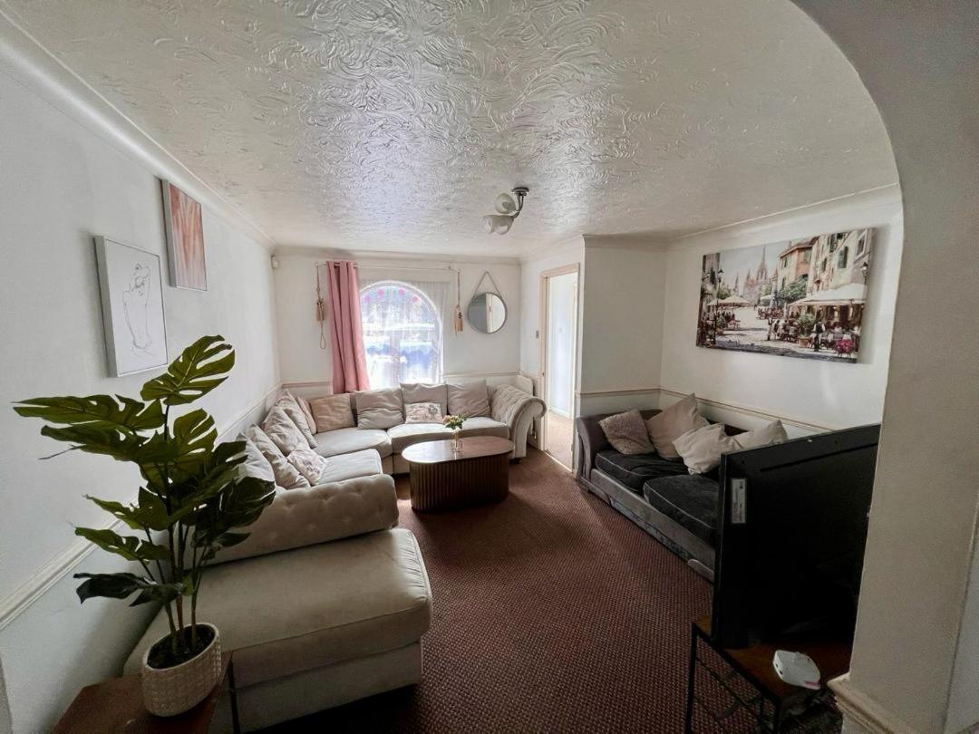 Clove, 3-4 Bed House With Garden, Free Parking, Sleeps 9 In Grays & Chafford Hundred Stifford Exteriör bild