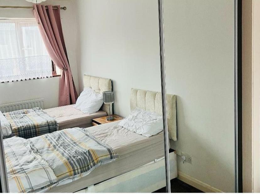 Clove, 3-4 Bed House With Garden, Free Parking, Sleeps 9 In Grays & Chafford Hundred Stifford Exteriör bild