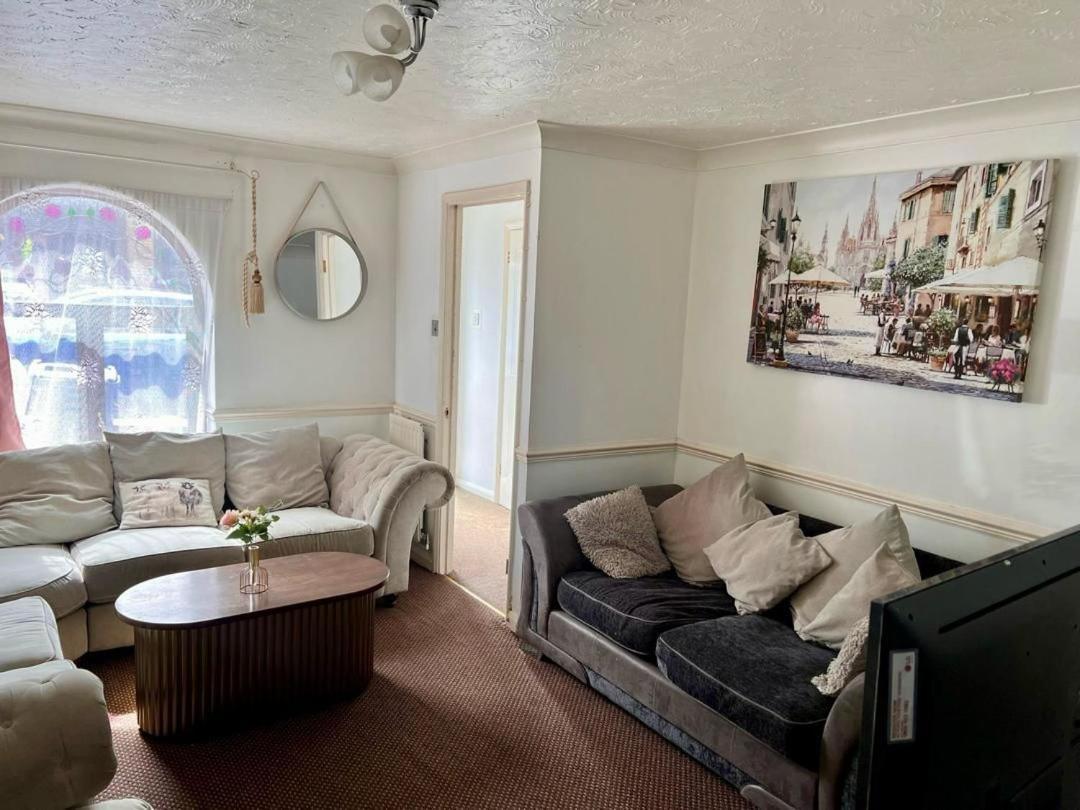 Clove, 3-4 Bed House With Garden, Free Parking, Sleeps 9 In Grays & Chafford Hundred Stifford Exteriör bild