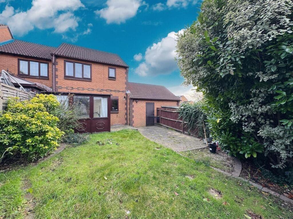 Clove, 3-4 Bed House With Garden, Free Parking, Sleeps 9 In Grays & Chafford Hundred Stifford Exteriör bild