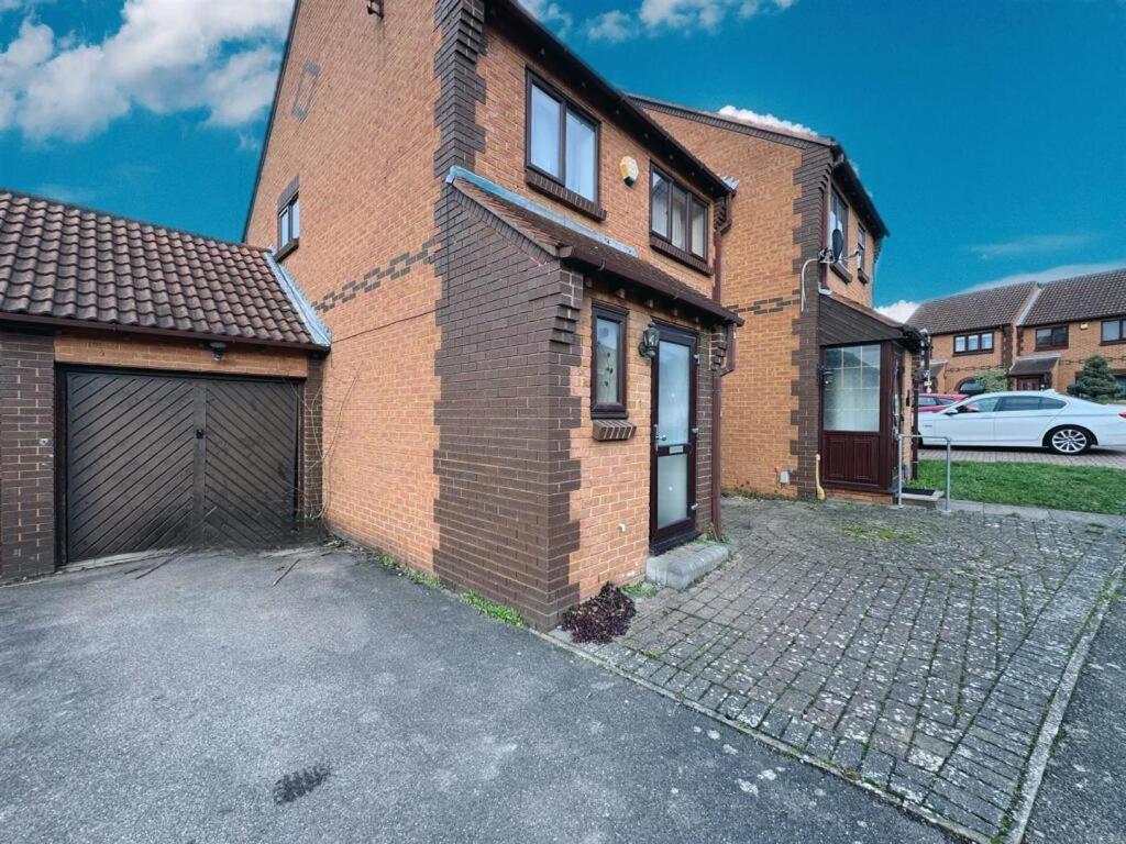 Clove, 3-4 Bed House With Garden, Free Parking, Sleeps 9 In Grays & Chafford Hundred Stifford Exteriör bild