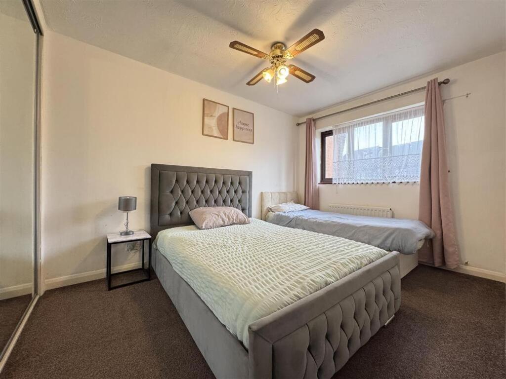 Clove, 3-4 Bed House With Garden, Free Parking, Sleeps 9 In Grays & Chafford Hundred Stifford Exteriör bild